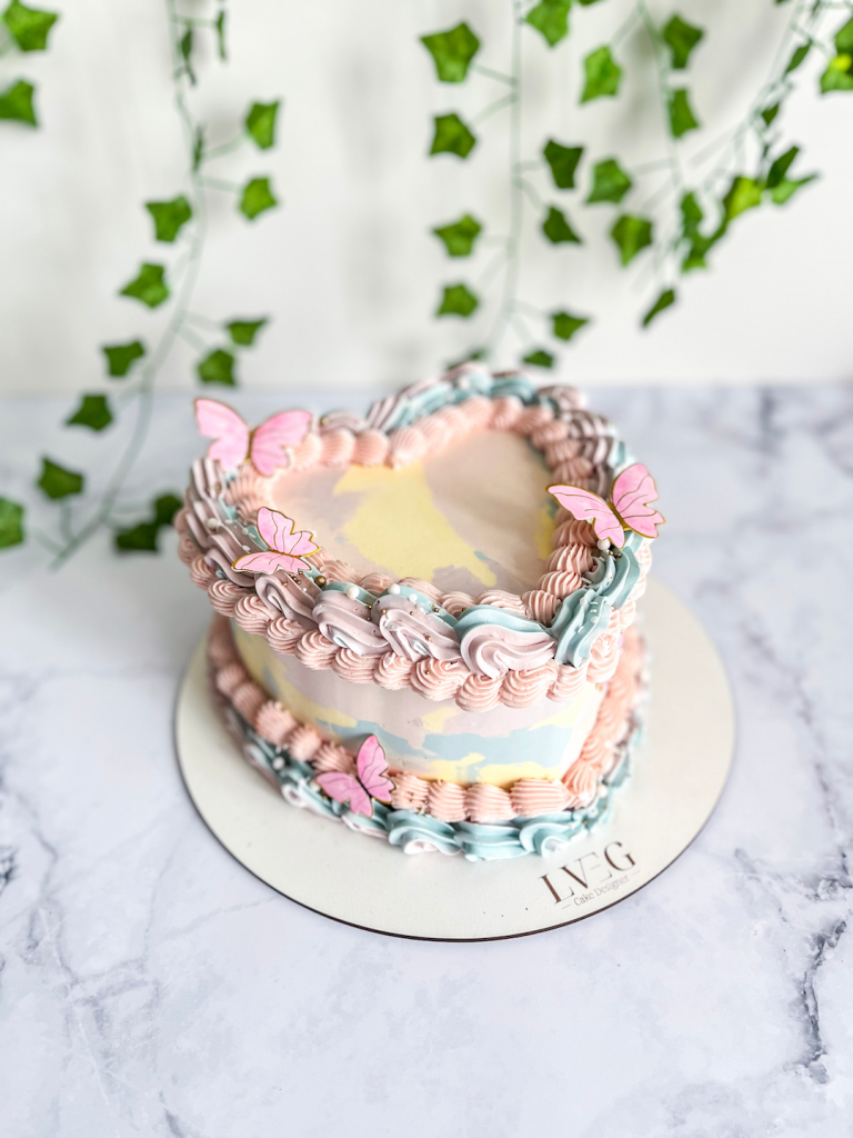 Heart Cake pastel et des décorations papillons en vintage cake style