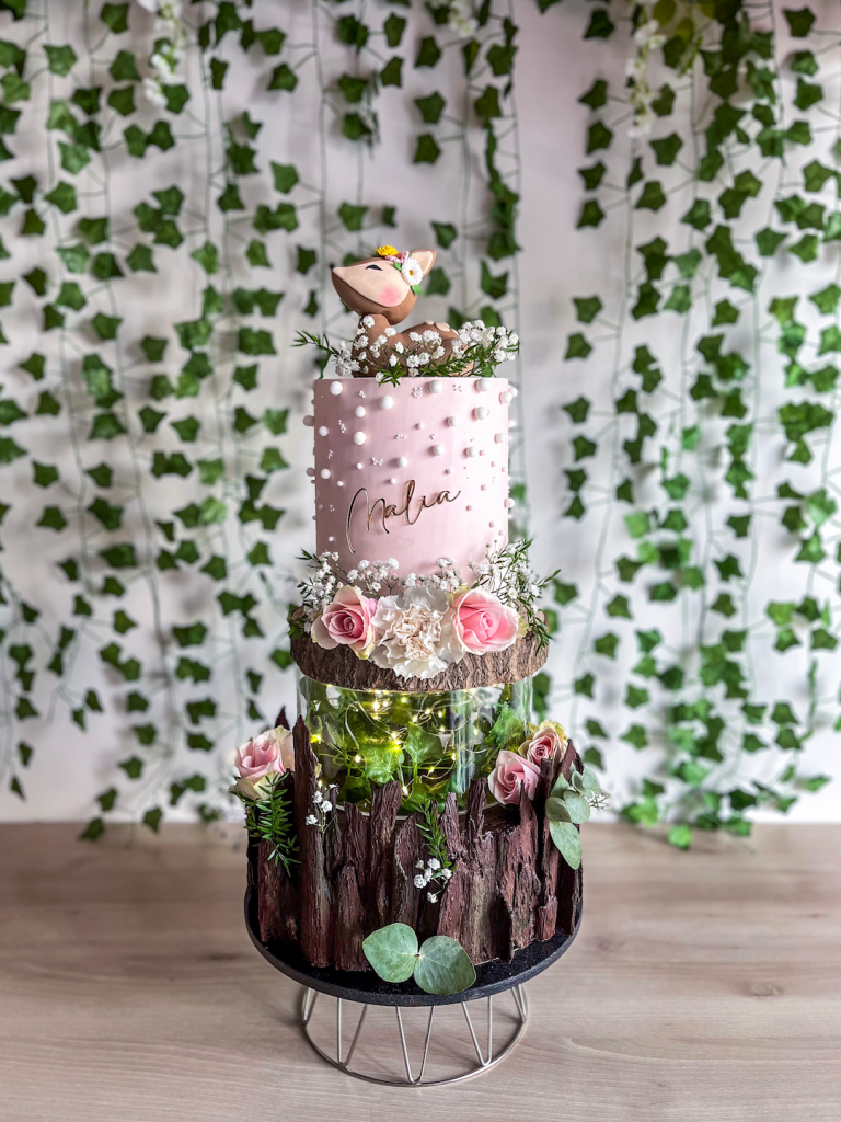 Pièce d'exception avec base en sculpture de chocolat effet souche d'arbre, en premier étage avec cylindre transparent éclairé et deuxième étage en Cake Design perlé