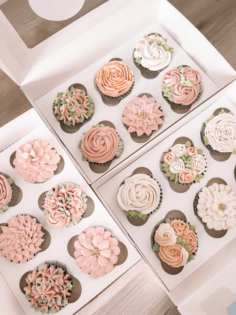 Boites de Cupcakes pochés sur le thème floral. Différentes formes, différentes couleurs