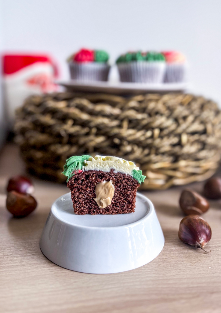 Plan de coupe d'un Cupcake biscuit chocolat, topping crème au beurre et fourrage à la crème Kinder Bueno