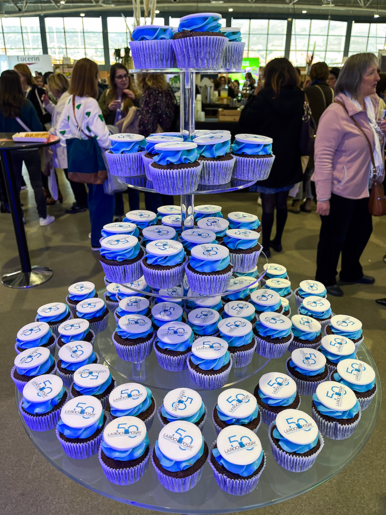Tour de cupcakes pochés bleu avec une impression du logo de la marque La Roche Posay pour le congret annuel 2025 à Clermont-Ferrand.