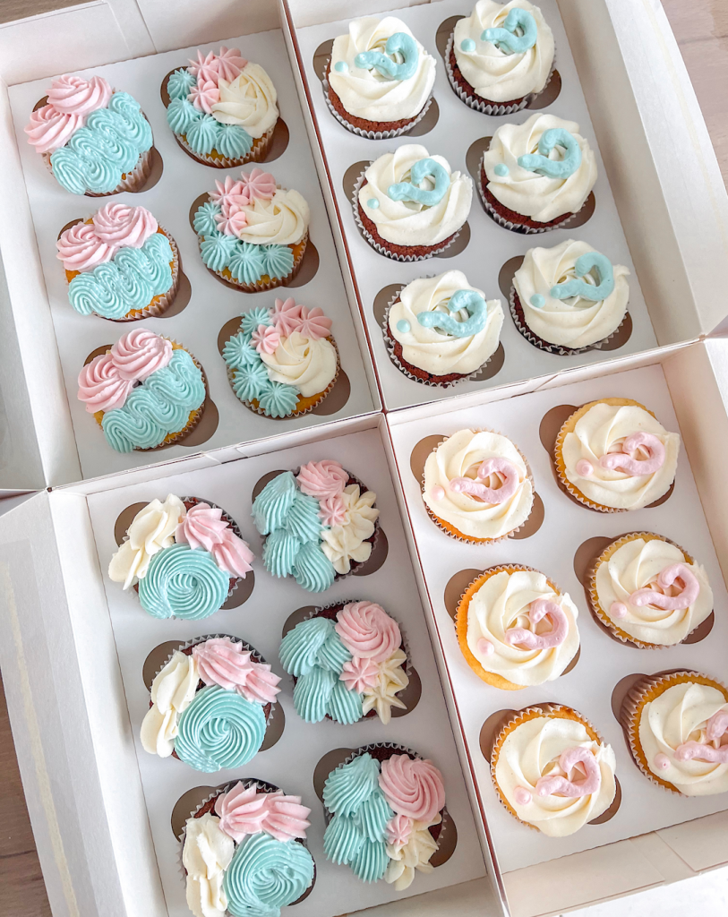Boites de Cupcakes colorés pour une Gender Reveal servant à la révélation du sexe du bébé