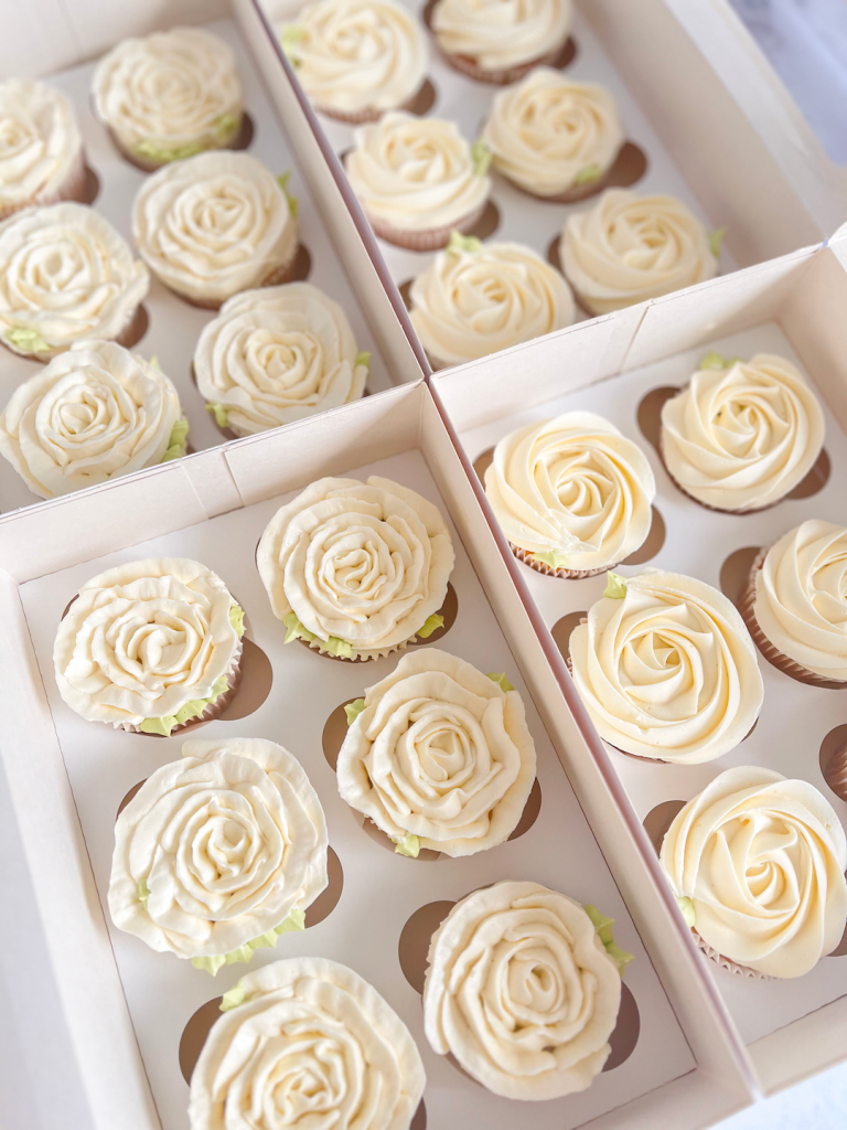 Boites de Cupcakes avec un pochage en roses blanches