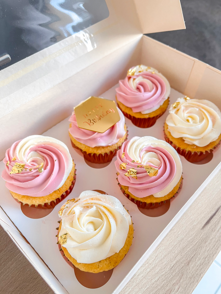 Boite de cupcakes pochés en tourbillon avec un topper doré