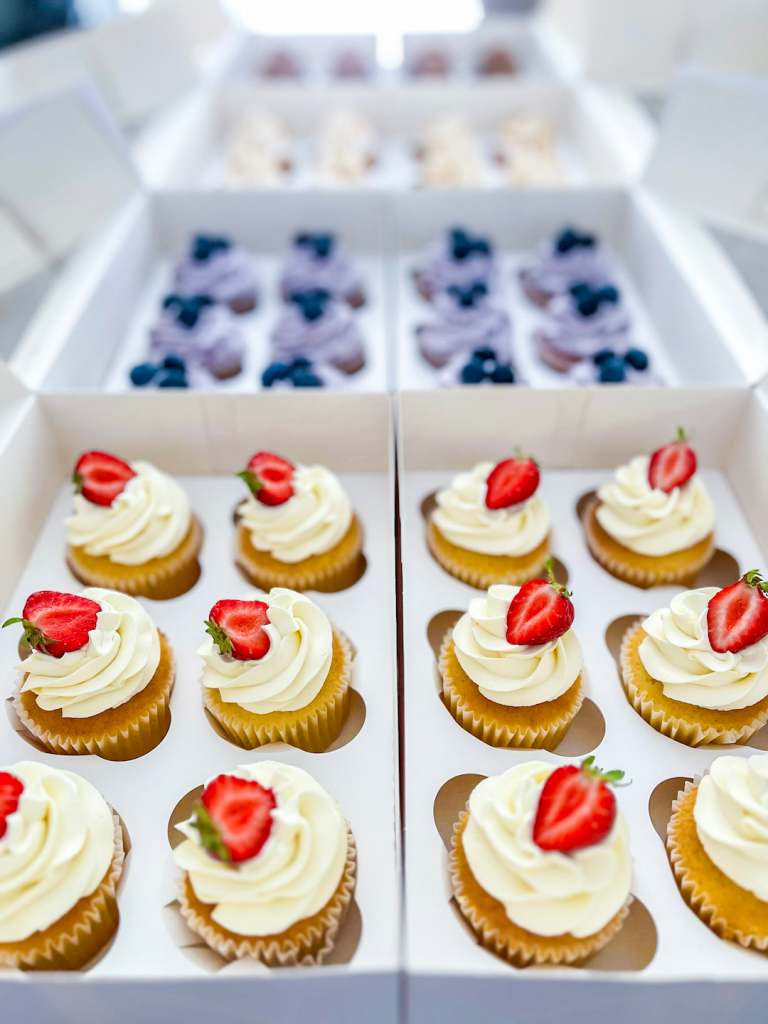 Boites de Cupcakes fourrés aux fruits rouges avec un topping de crème légère et des fruits frais