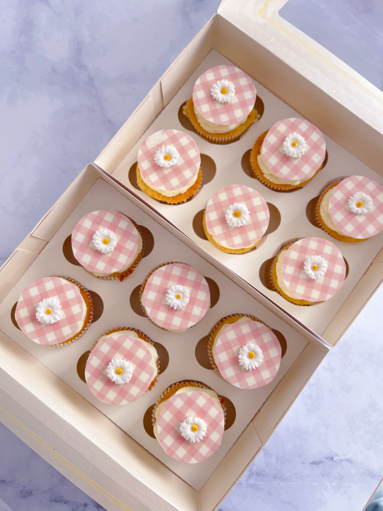 Boite de cupcakes imprimés carreau de Vichy pour un repas printanier