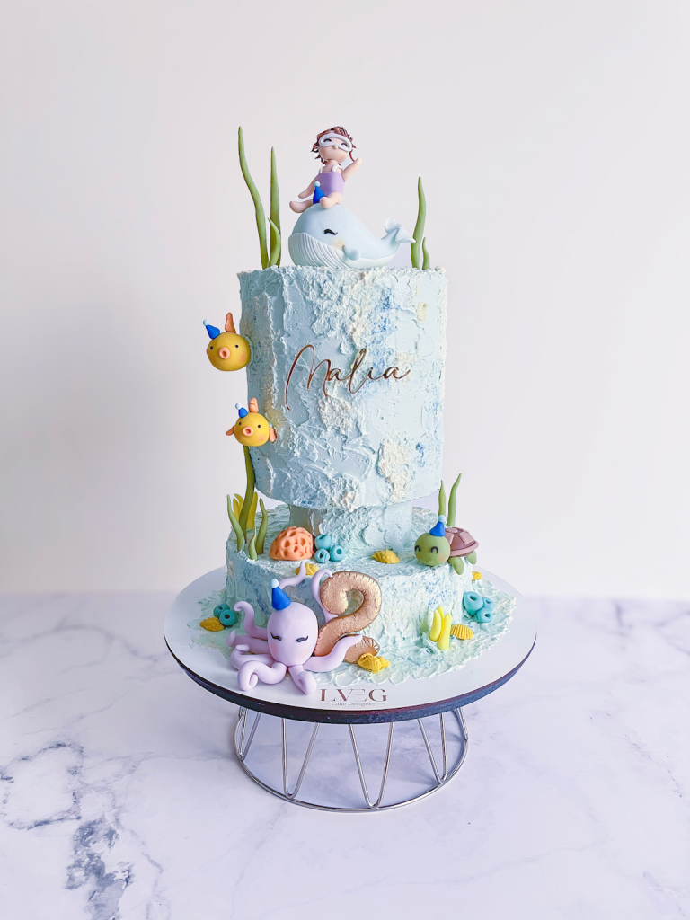 Création Prestige sur un thème marin en pièce montée décorée d'un effet d'écume, de faunes et flores marins
