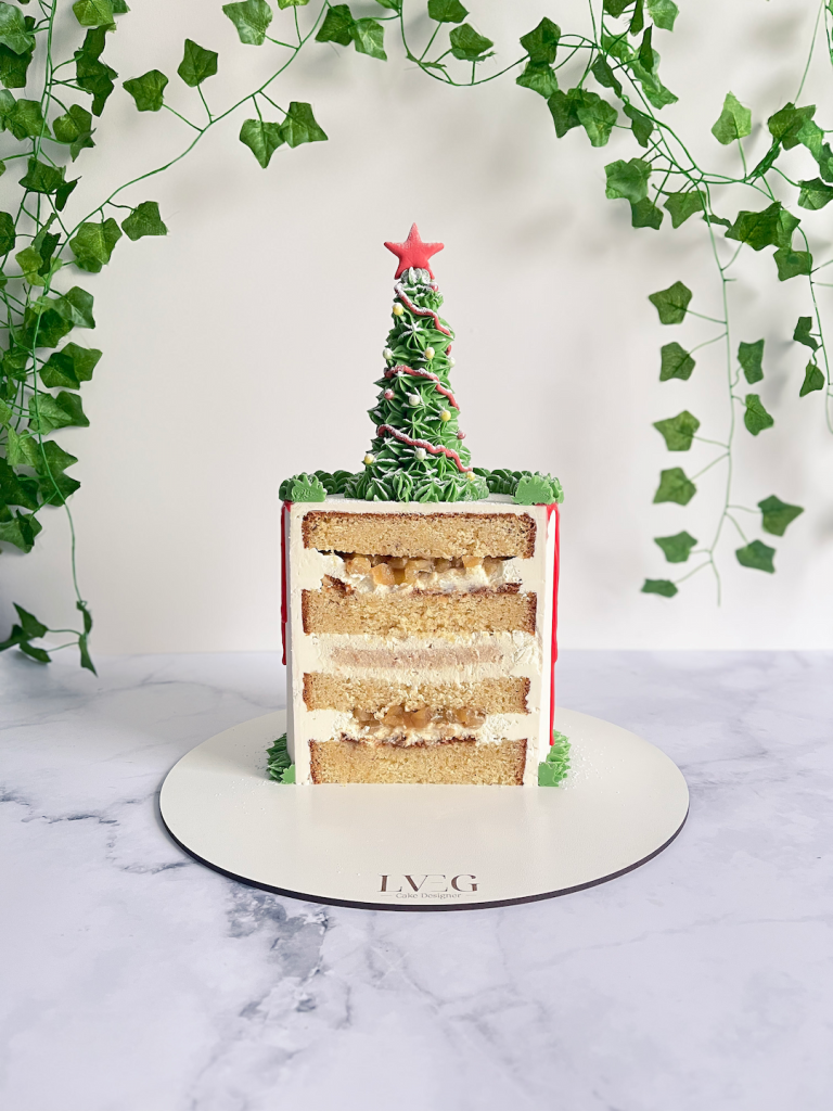 Plan de coupe en vue éloignée d'une Création Prestige Noël à la pomme, cannelle et Spéculoos décorée pour les fêtes de fin d'année