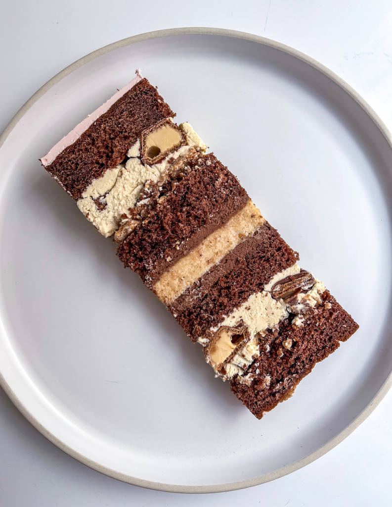Part d'une Création Prestige à la noisette, au chocolat et au Kinder Bueno
