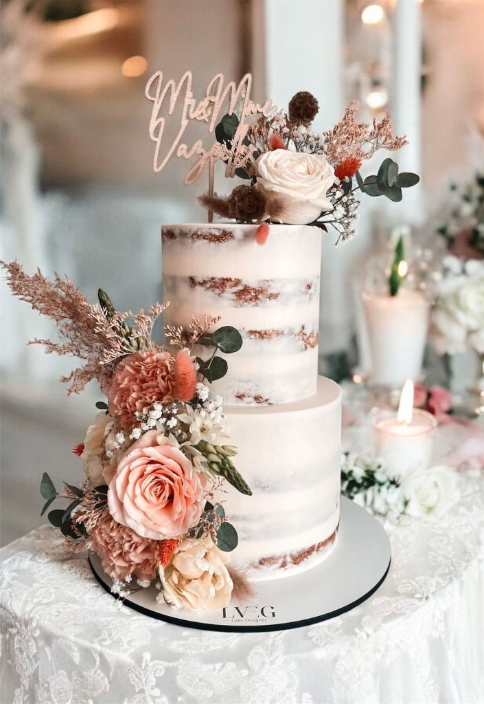 Wedding Cake de style naked avec des compositions florales