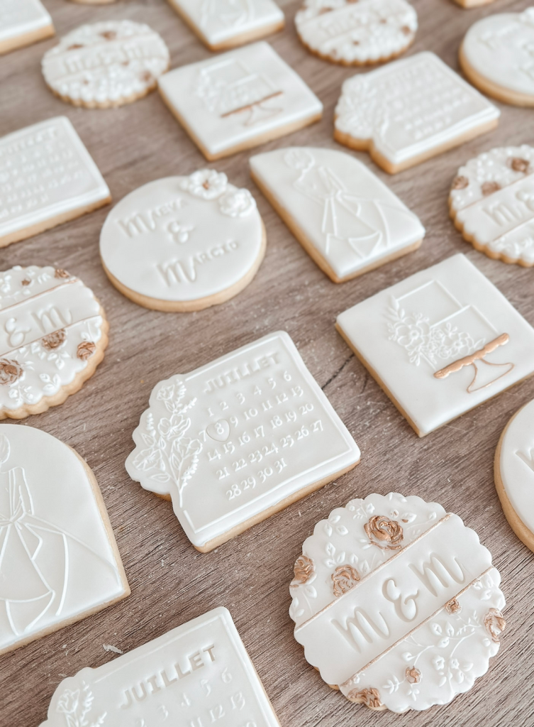 Assortiment de biscuits à formes variables, recouverts d'une couche de pâte à sucre embossée
