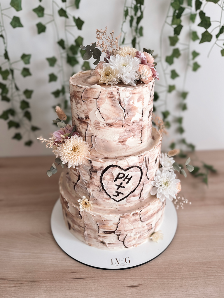Wedding Cake en trompe l'oeil d'écorce d'arbre réalisé en crème au beurre avec des compositions florales