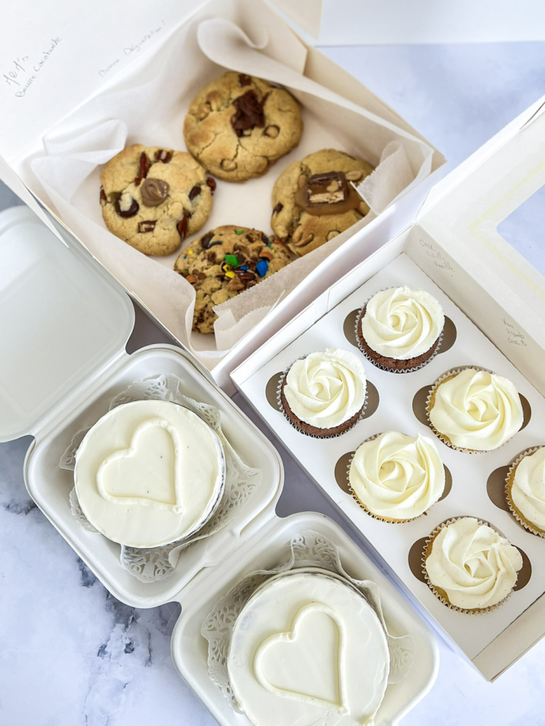 Wedding Box composée de deux Bento Cake, d'une Cookie Box et d'une boite de six Cupcakes pochés en rose