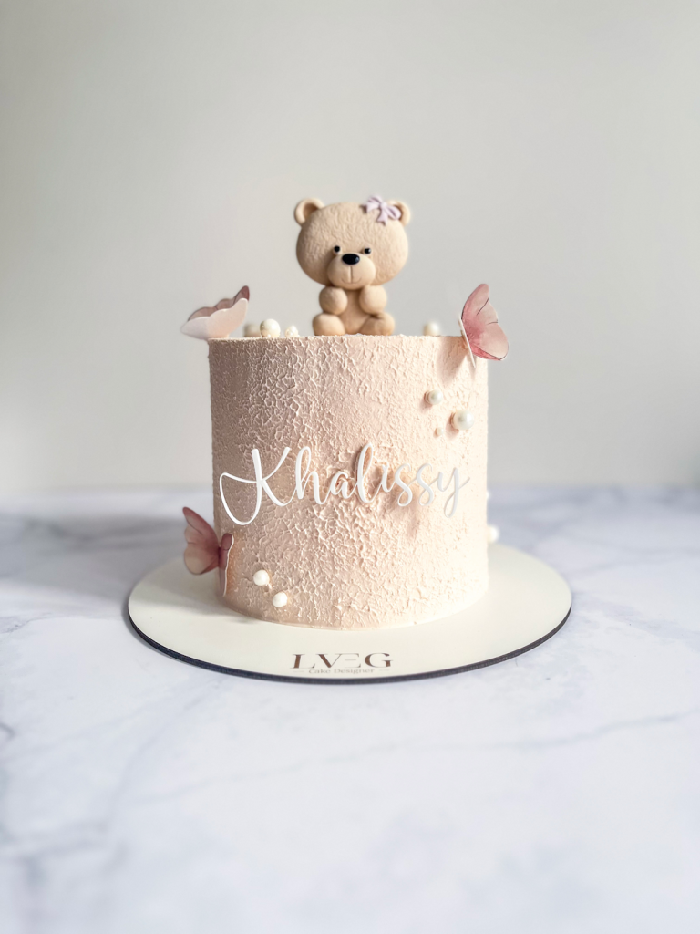 Cake Design velour rose décoré d'un ourson et de perles blanches