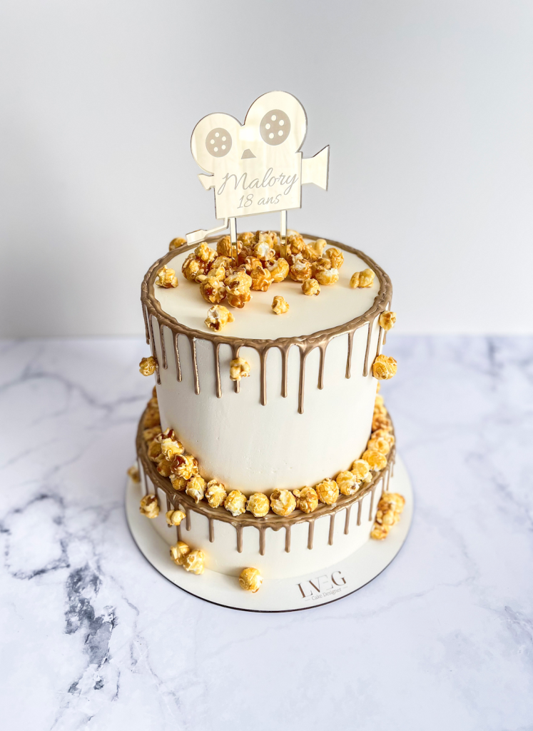 Cake Design à étage blanc sur thème du Cinéma décoré de pop corn caramélisés et surmonté d'un topper