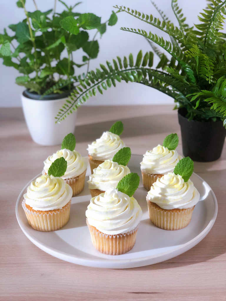 Cupcakes blanc pochés en tourbillon fourrés au citron et topping meringue