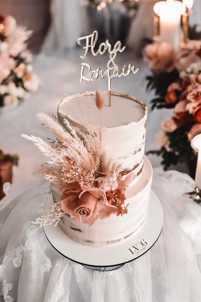 Wedding Cake style Naked laissant apparaitre les couches de biscuit décoré de fleurs séchées